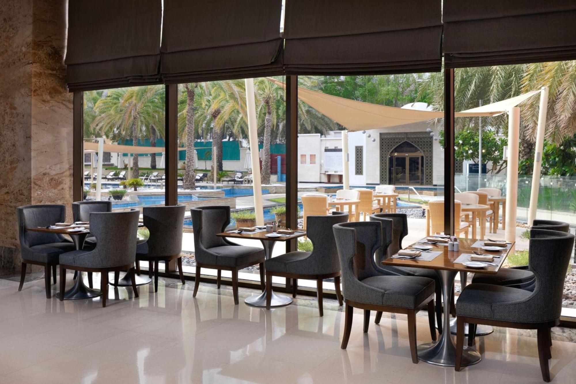 Sheraton Oman Hotel Muscat Exterior photo The restaurant