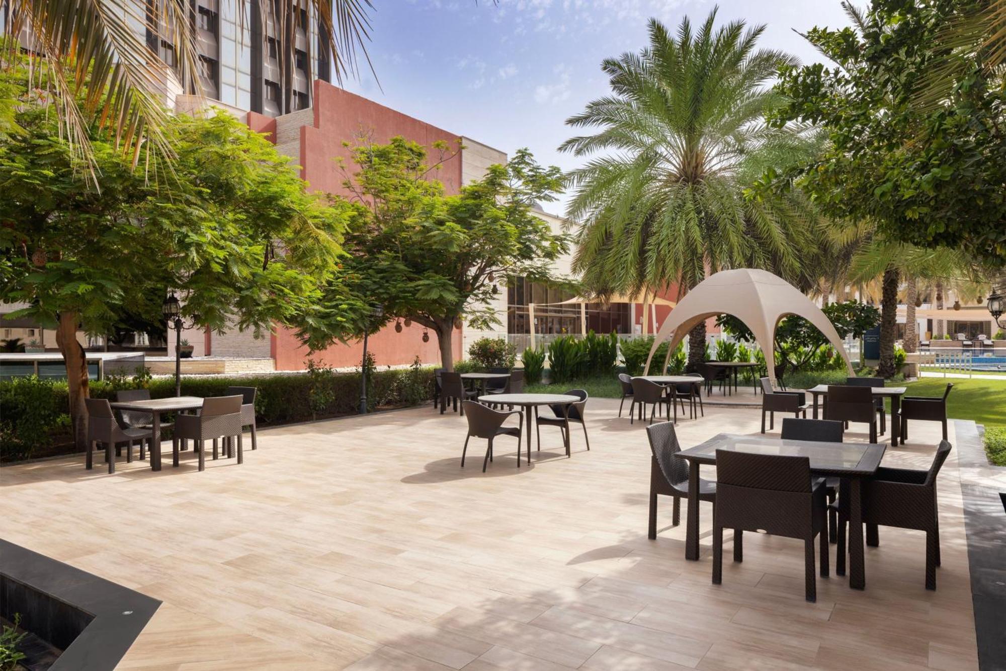Sheraton Oman Hotel Muscat Exterior photo The courtyard at the hotel
