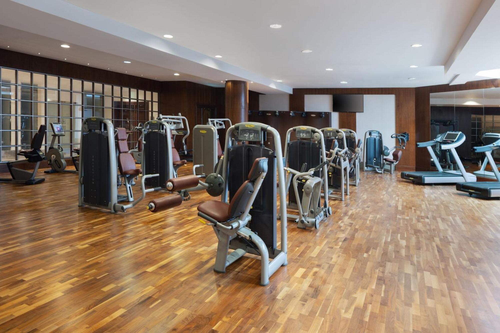 Sheraton Oman Hotel Muscat Exterior photo The gym at the hotel