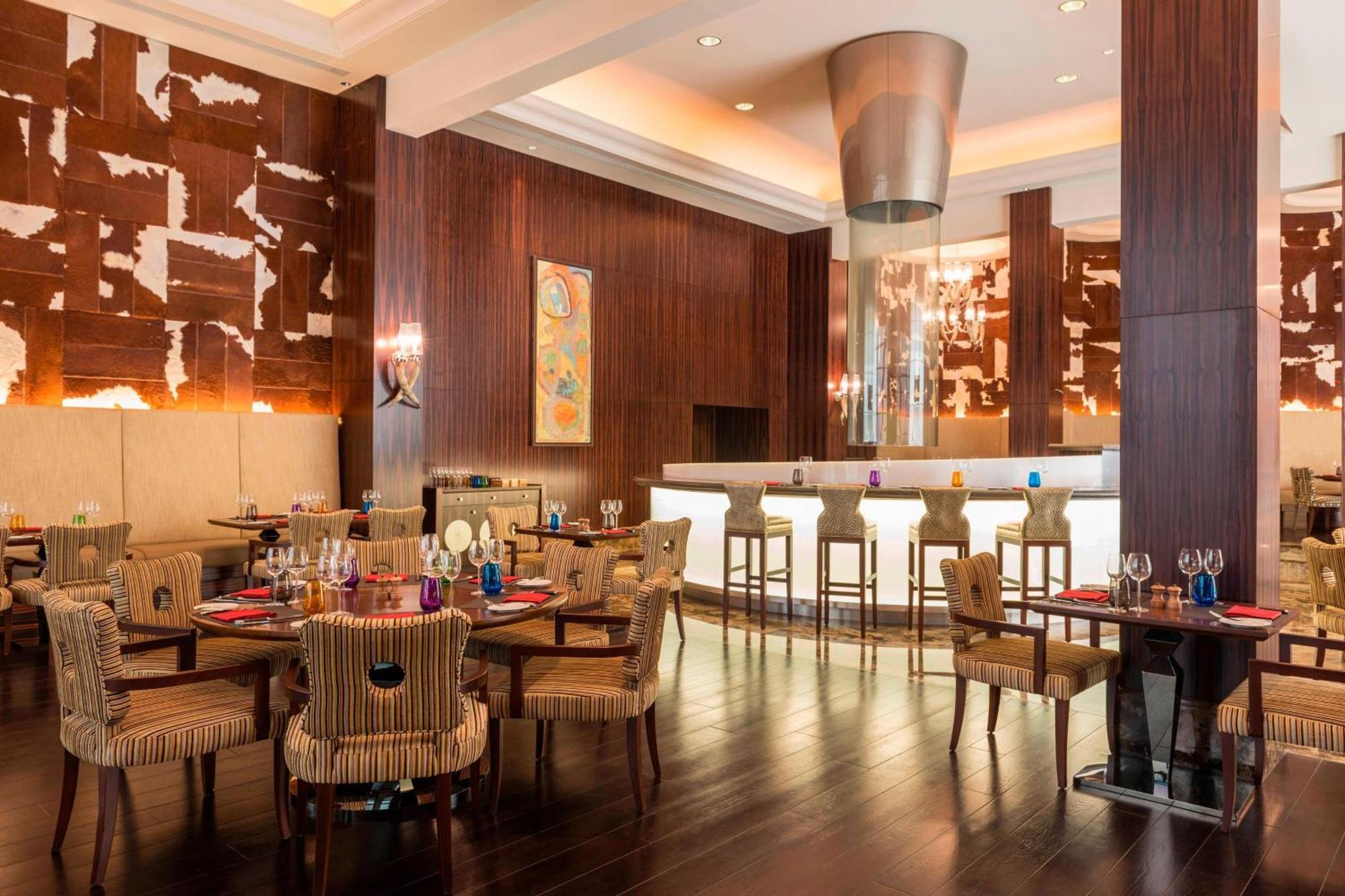 Sheraton Oman Hotel Muscat Exterior photo The restaurant