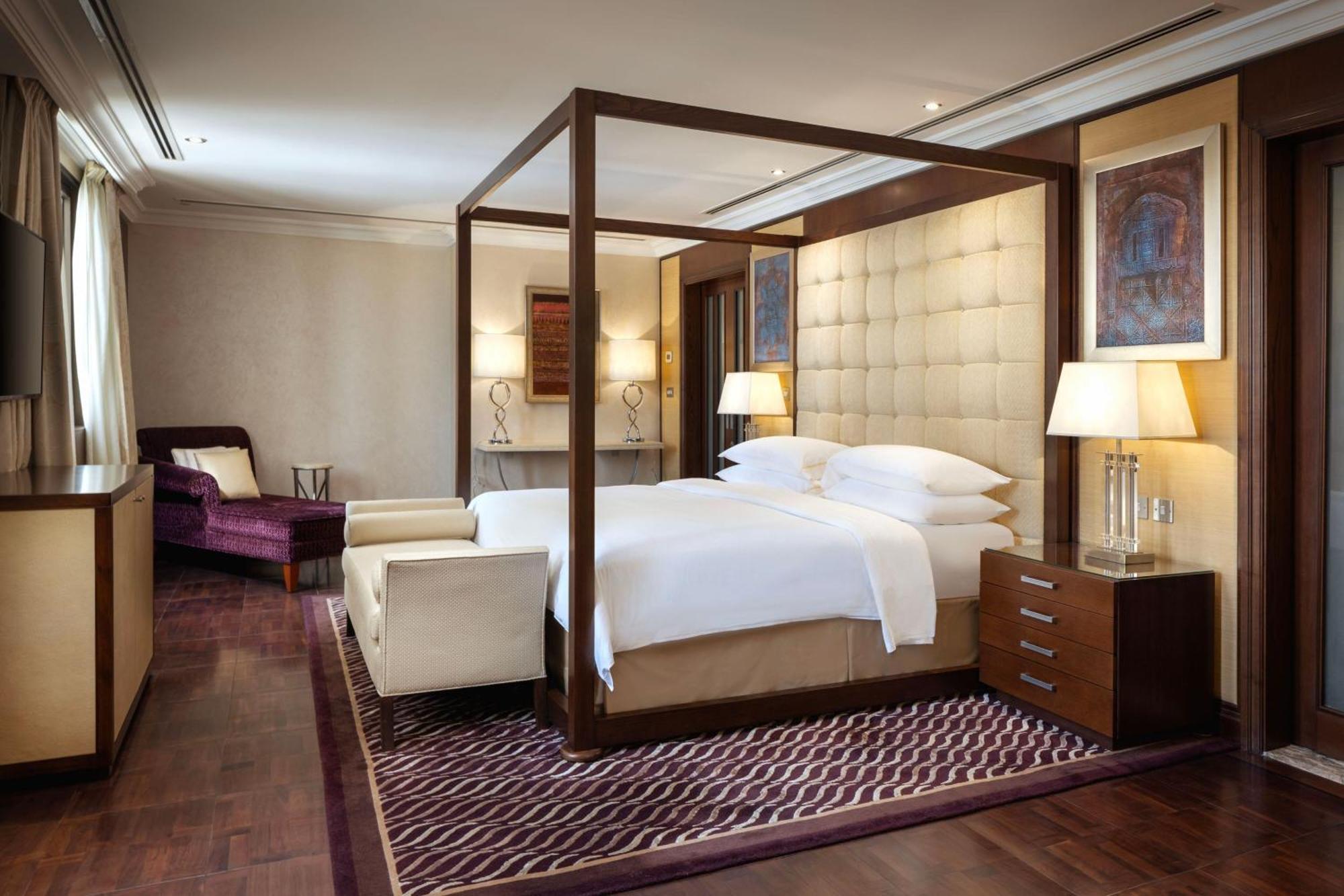 Sheraton Oman Hotel Muscat Exterior photo A bedroom at the hotel