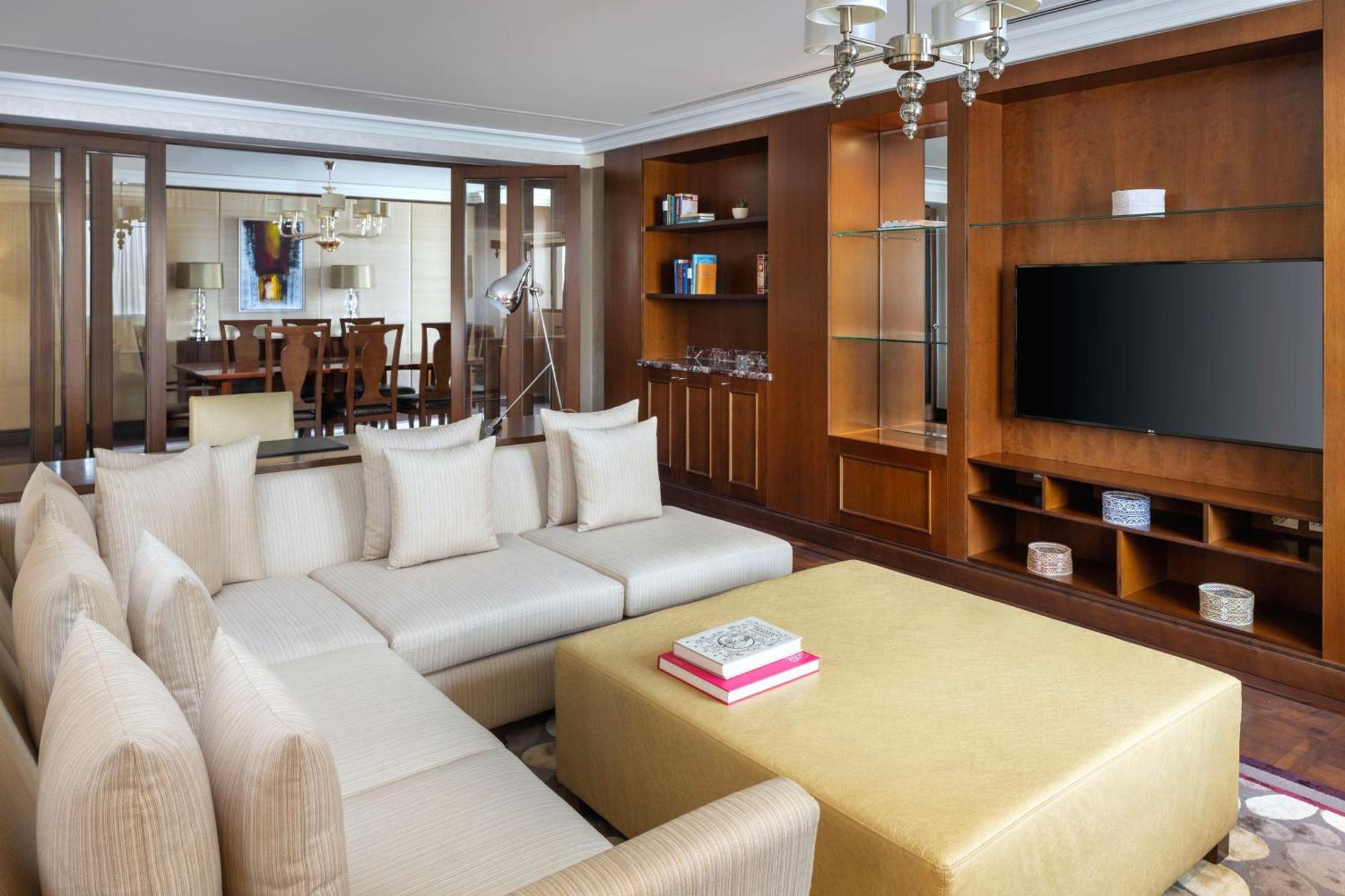 Sheraton Oman Hotel Muscat Exterior photo Living room