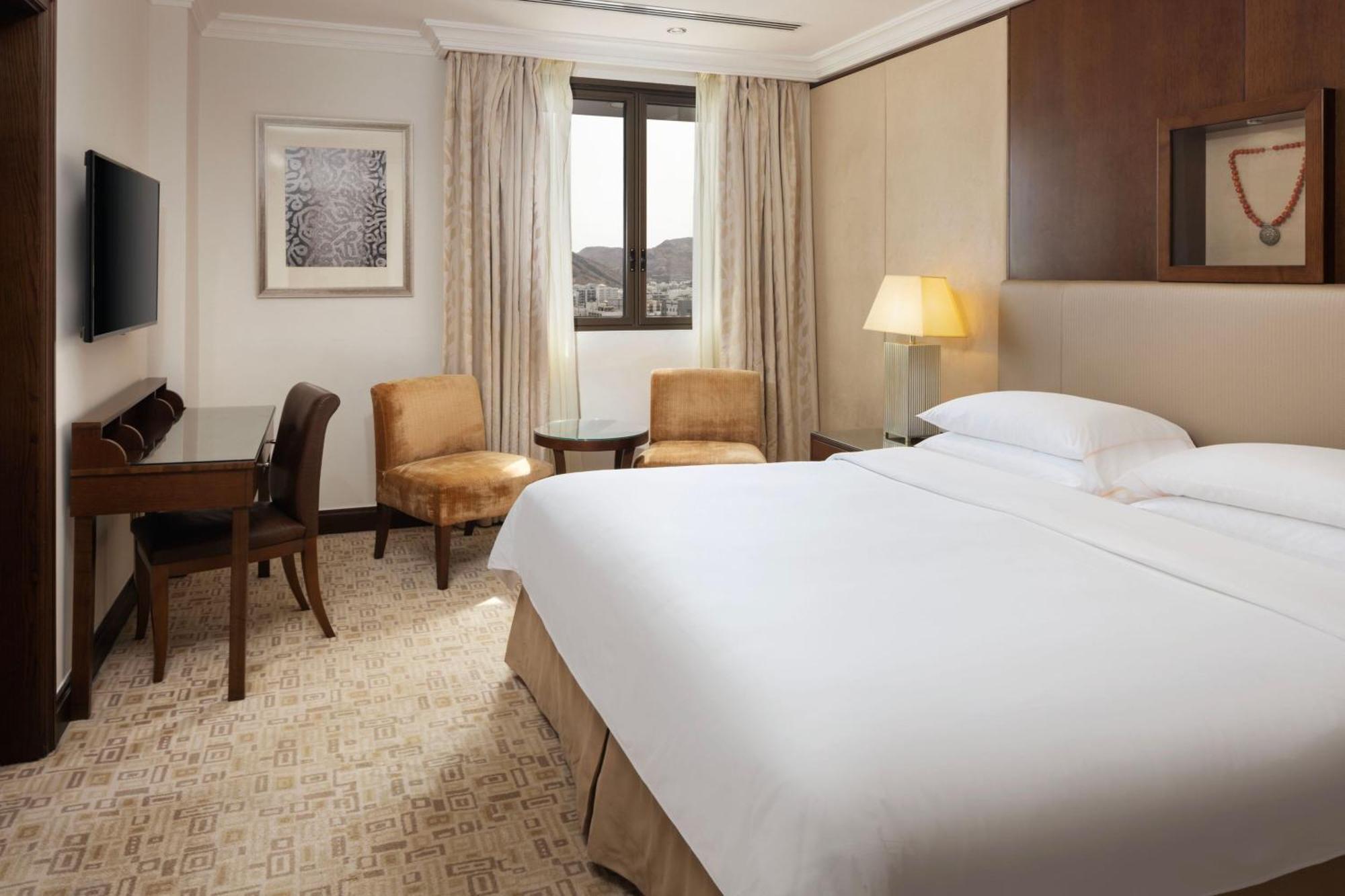 Sheraton Oman Hotel Muscat Exterior photo A room at the Hilton London Heathrow