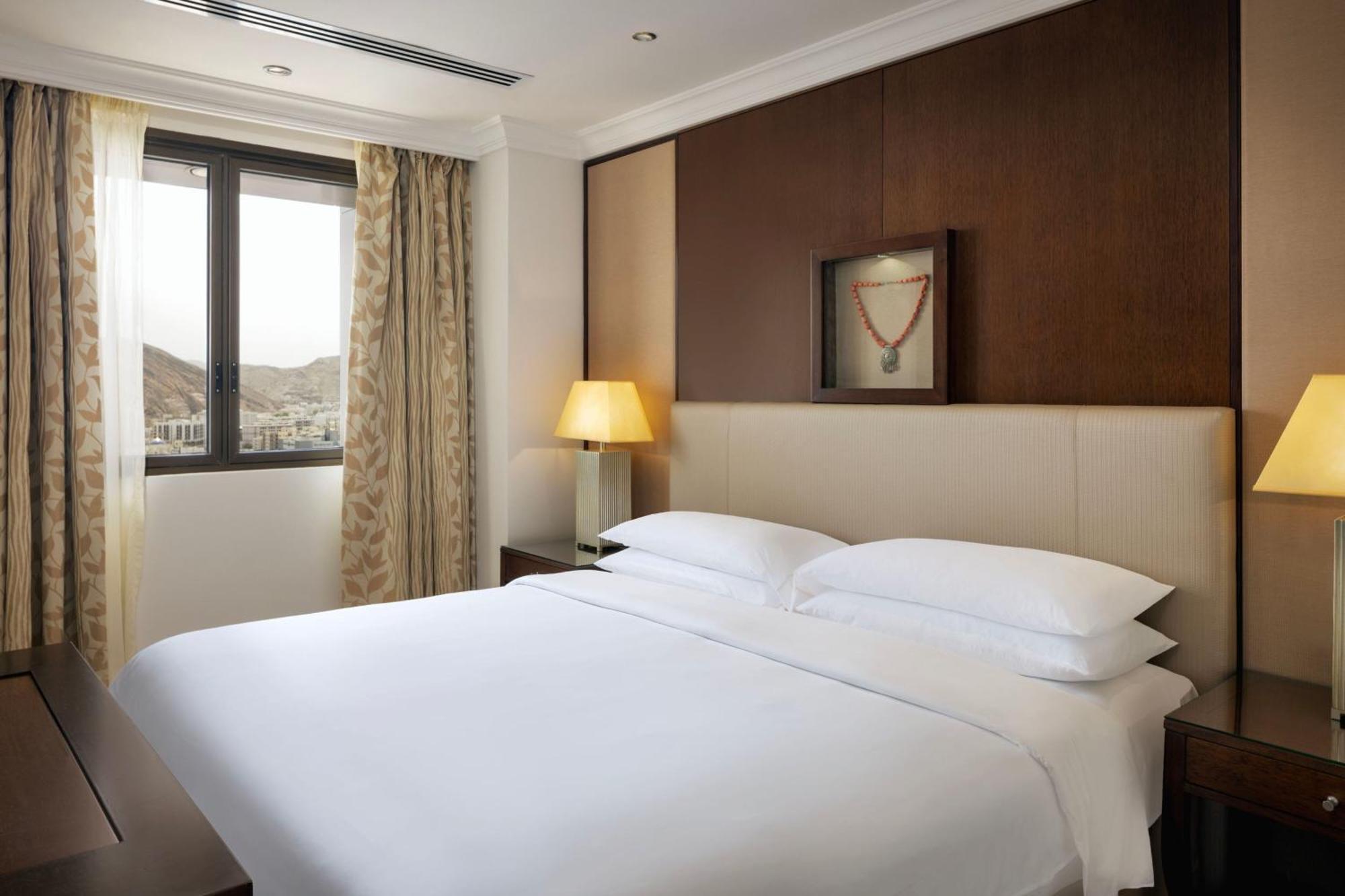 Sheraton Oman Hotel Muscat Exterior photo A bedroom at the hotel