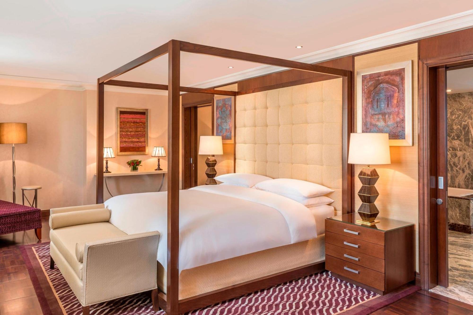 Sheraton Oman Hotel Muscat Exterior photo A bedroom at the hotel